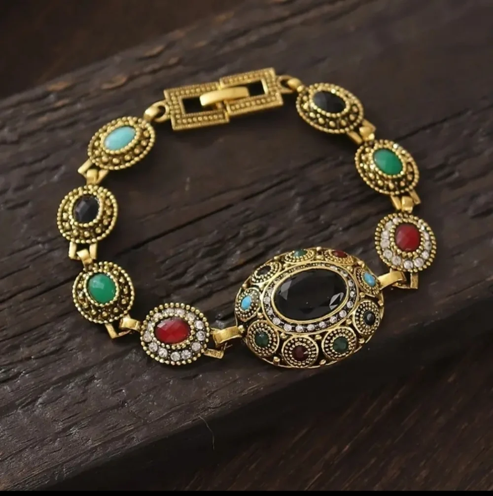 NEW! Starry Chic Vintage Bracelet – Glam Up Your Look!